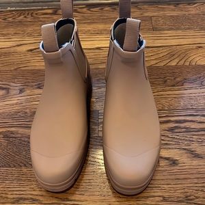 Everlane new in box never worn tan rain boots with lug sole size 7